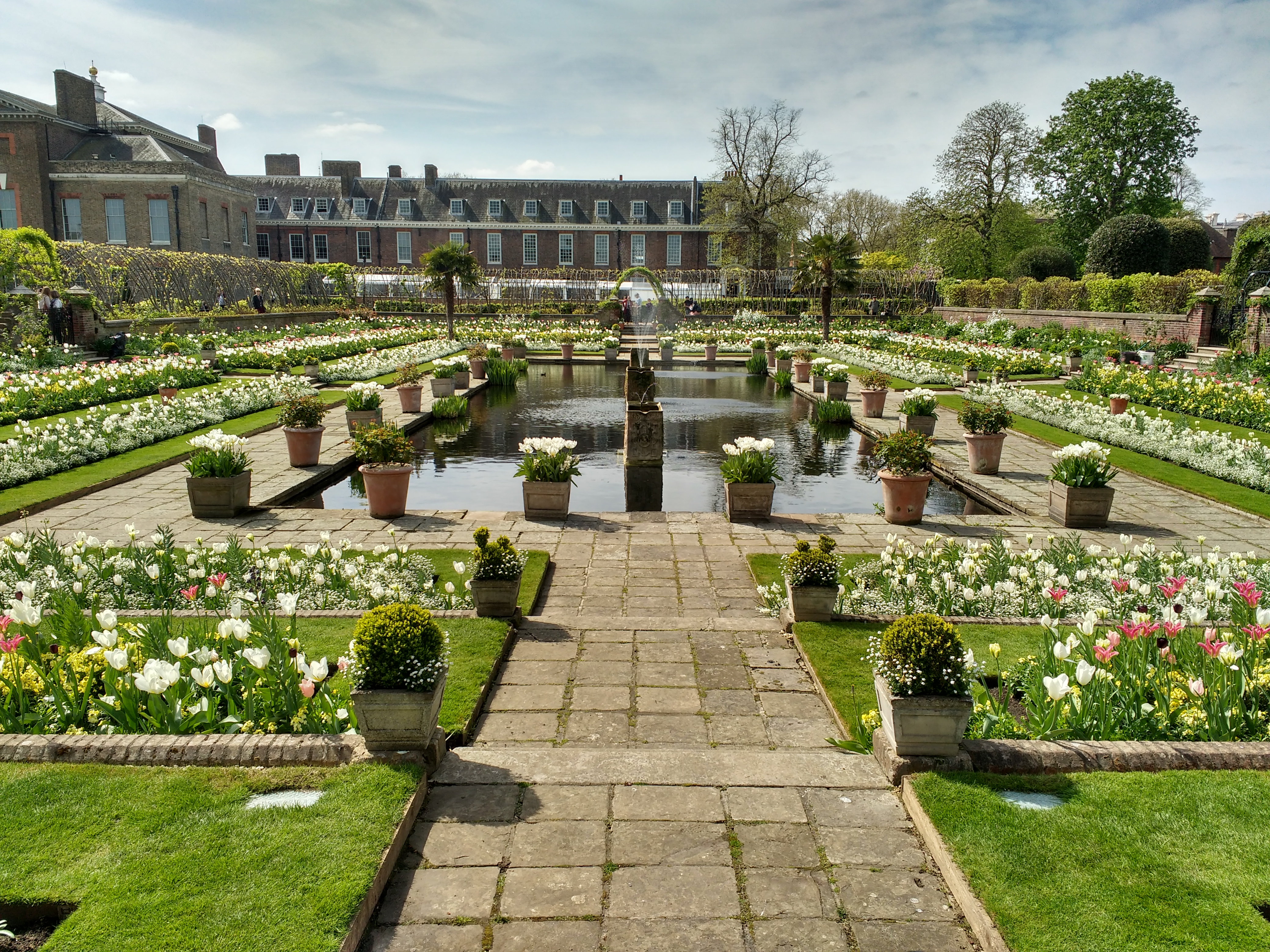 The Ultimate Guide to the White Garden at Kensington Palace