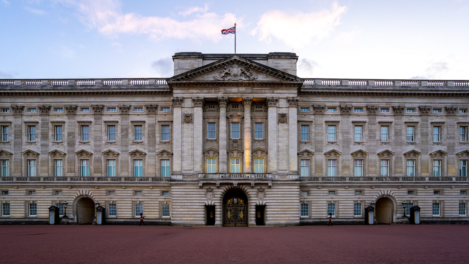 The Ultimate Buckingham Palace Guide for First-Time Visitors