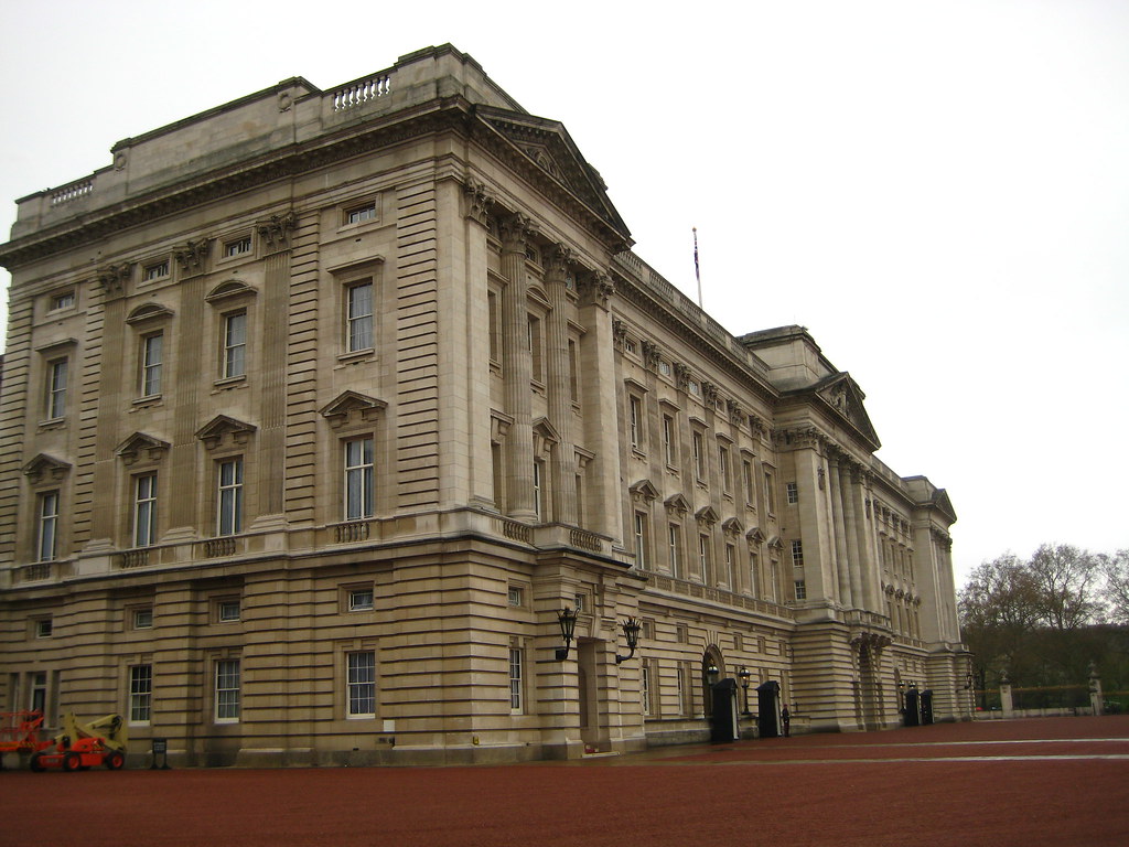 Buckingham Palace vs Windsor Castle: What’s the Difference, Really?