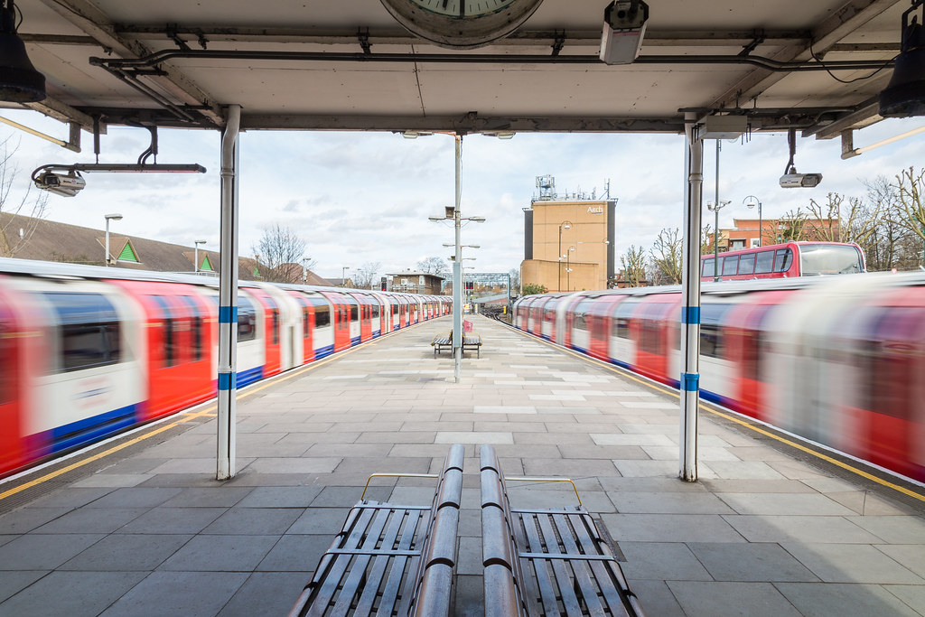7 Mistakes Tourists Make on the London Subway (And How to Avoid Them)