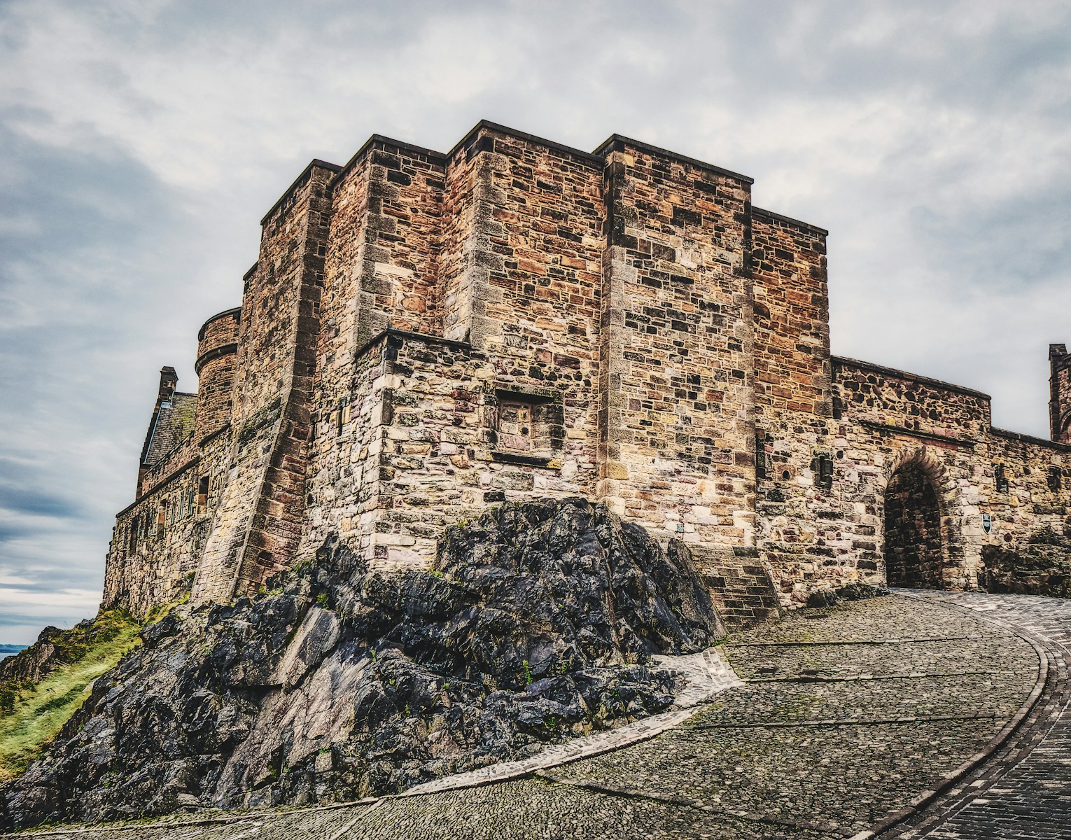 The Geology Behind Edinburgh Castle Rock: Why This Cliff Exists