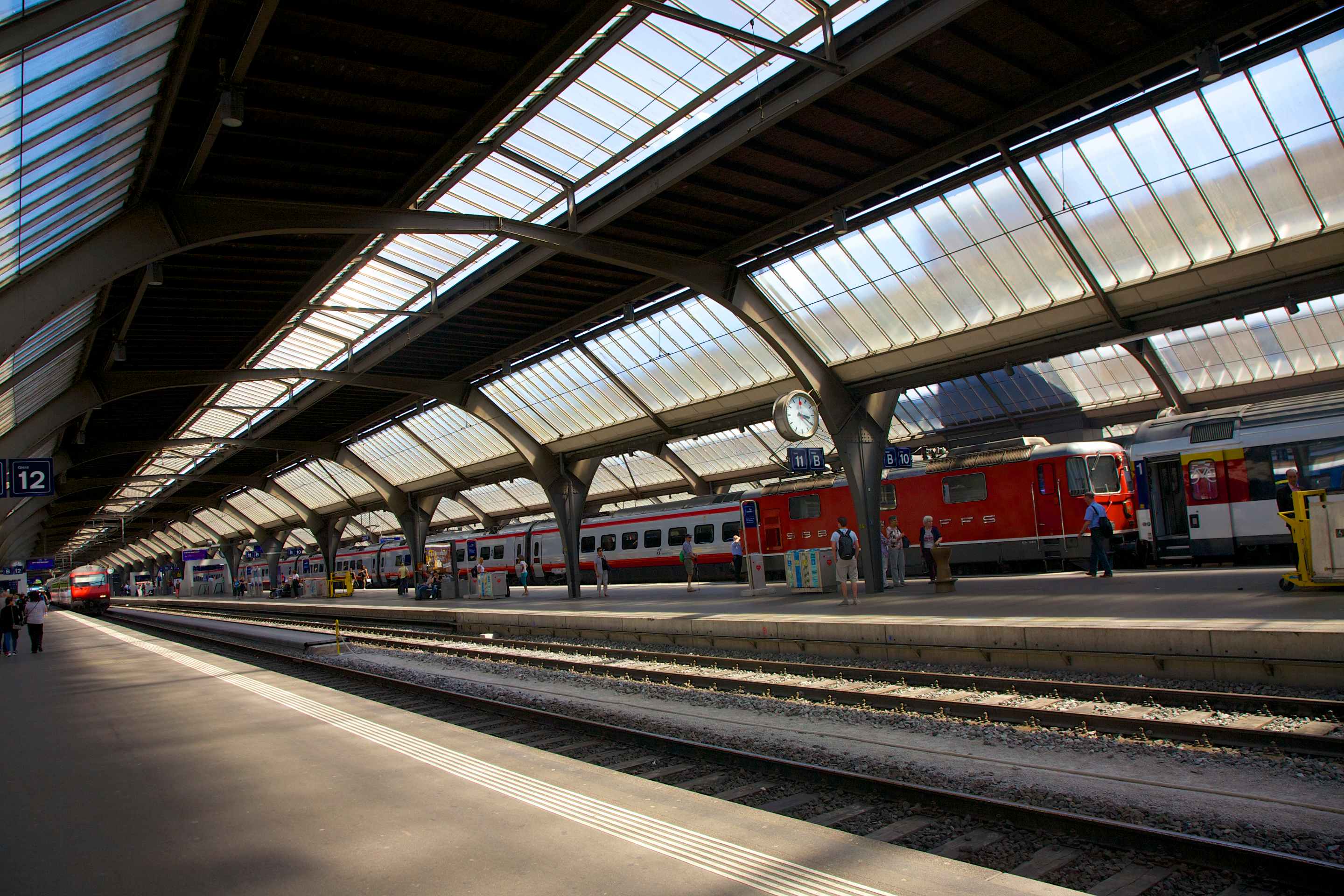 Zurich HB Train Station: Layout, Lockers & Connections